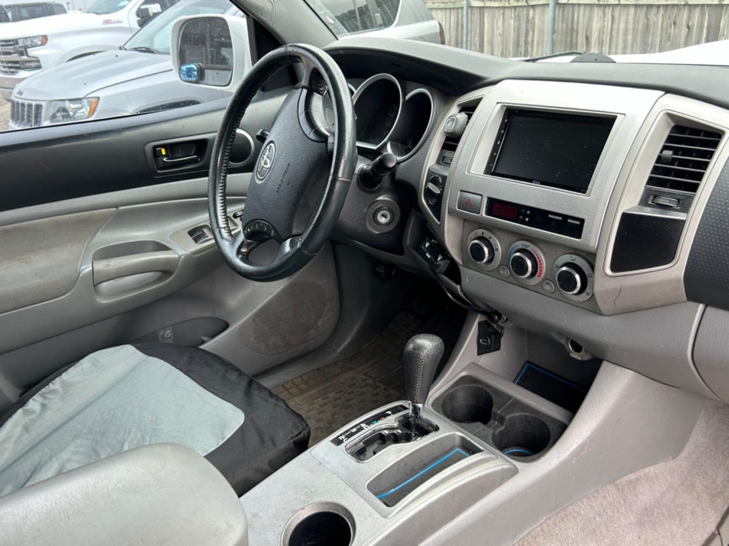 2006 White Toyota Tacoma Double Cab V6 4WD (3TMLU42N16M) with an 4.0L V6 DOHC 24V engine, AUTOMATIC transmission, located at 1687 Business 35 S, New Braunfels, TX, 78130, (830) 625-7159, 29.655487, -98.051491 - Photo#3